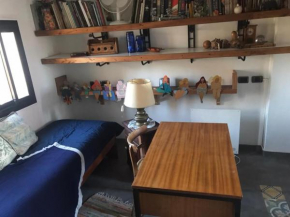 Pieza con cocina y terraza privada en casa de artista, casi un departamento para vos!